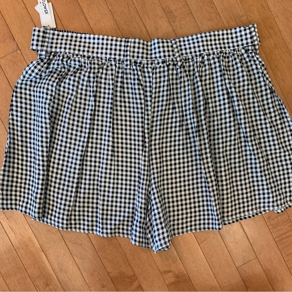🎉 5/$25 NWT WALLFLOWER Size 1X & 2X Flowing Pull On Black & White Shorts - Picture 3 of 5